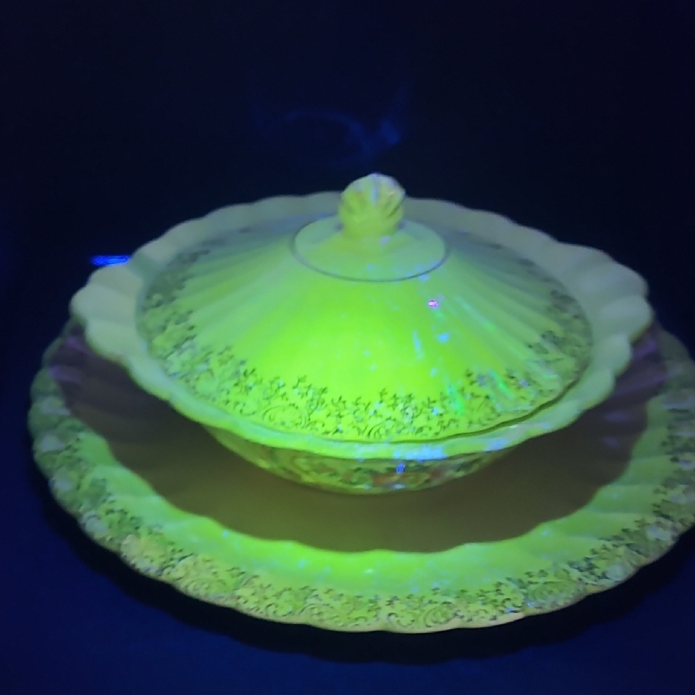 1930s Aristocrat Imperial Ware 22K Gold Uranium Glaze Cassarole Dish